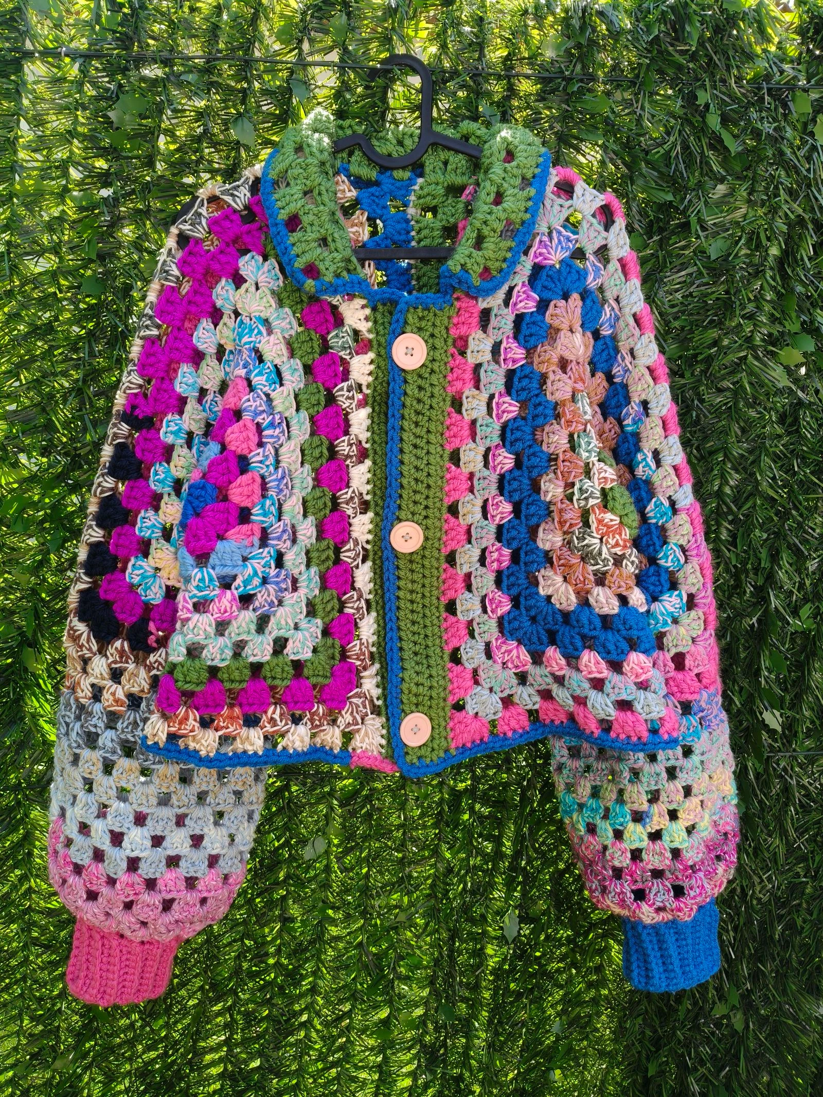 ​Chaqueta Crochet Handmade Patchwork - Edición Única (Fucsia, Azul & Oliva)
